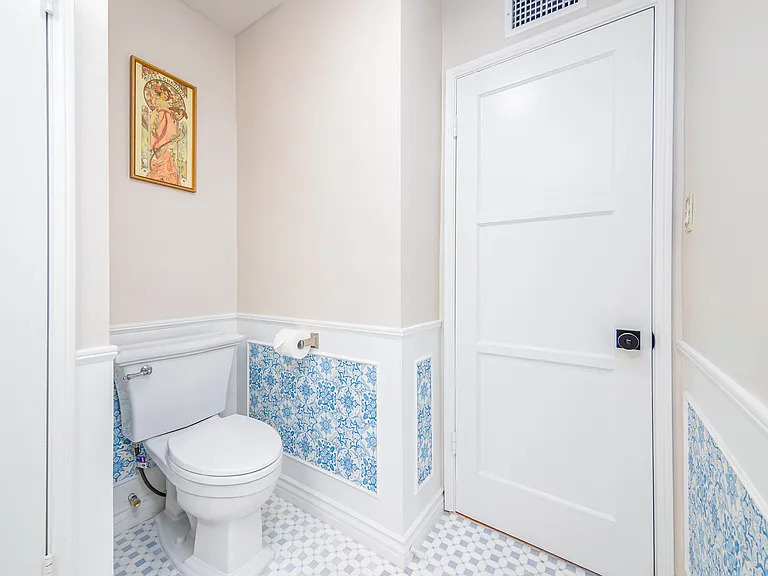 537 University Ave — Photo 14