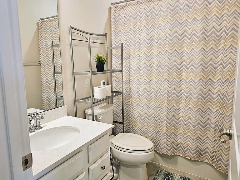 Hall - Full bath 4