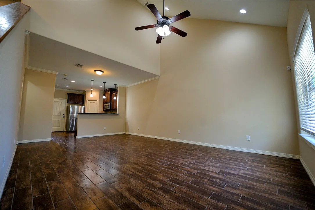 5 bed, 1830 sqft, $2,500 — Photo 2