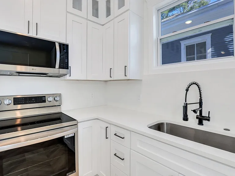 912 E Henry St — Photo 16