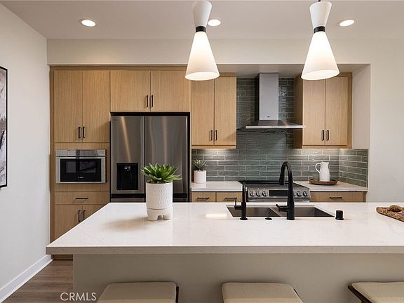 3rd image of 153 S Iris