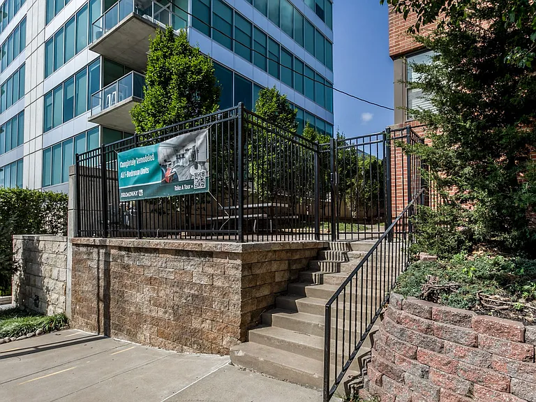 Broadway 46 Apartments — Photo 30