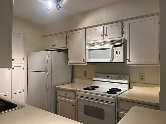 5th image of 3215 Pine Heights Dr NE