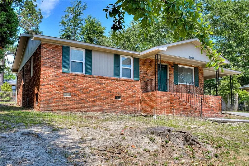 3 bed, 1.5 bath, 1300 sqft, $1,300 — Photo 3