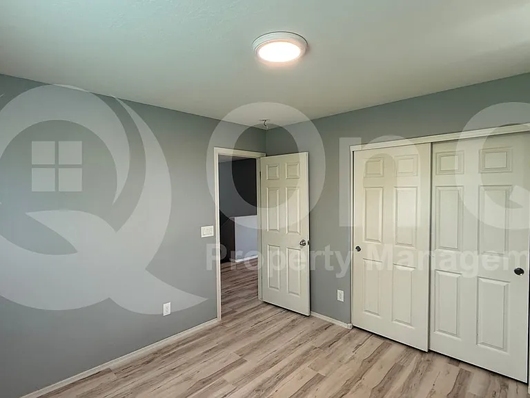 10204 W Lawrence Ln — Photo 21