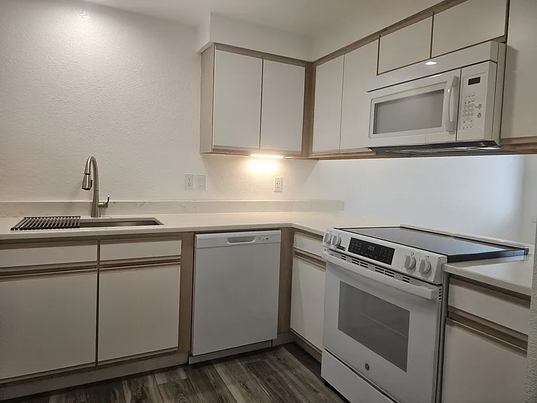 979 Plymouth Dr NE — Photo 25