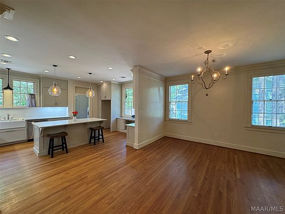 5th image of 3356 Cloverdale Rd