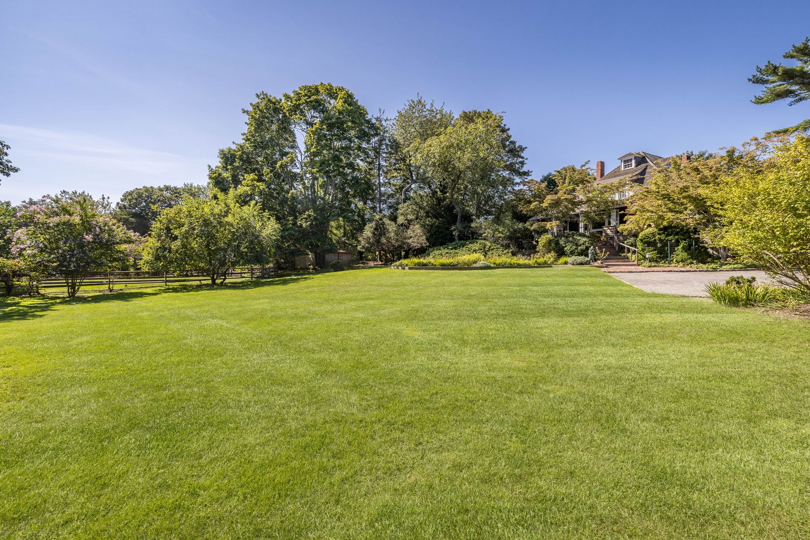  Extensive grounds