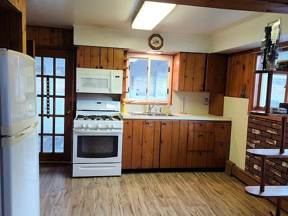 3rd image of 27 Strawberry Hill Ln