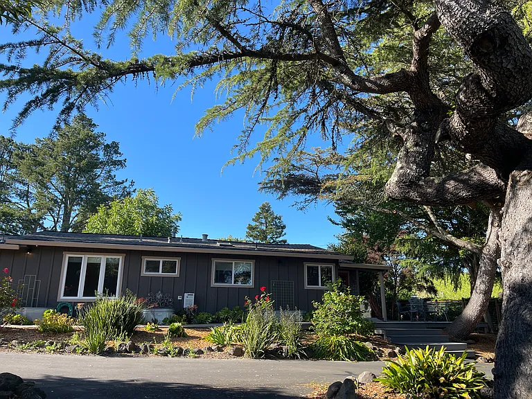 2334 Burnside Rd — Photo 3