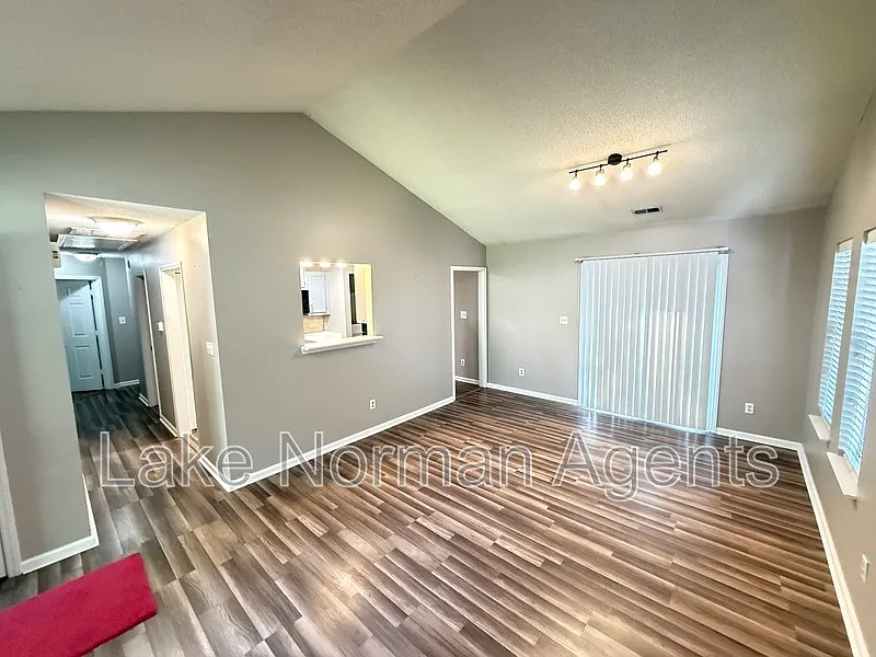 3 bed, 2.0 bath, 1024 sqft, $1,900 — Photo 4