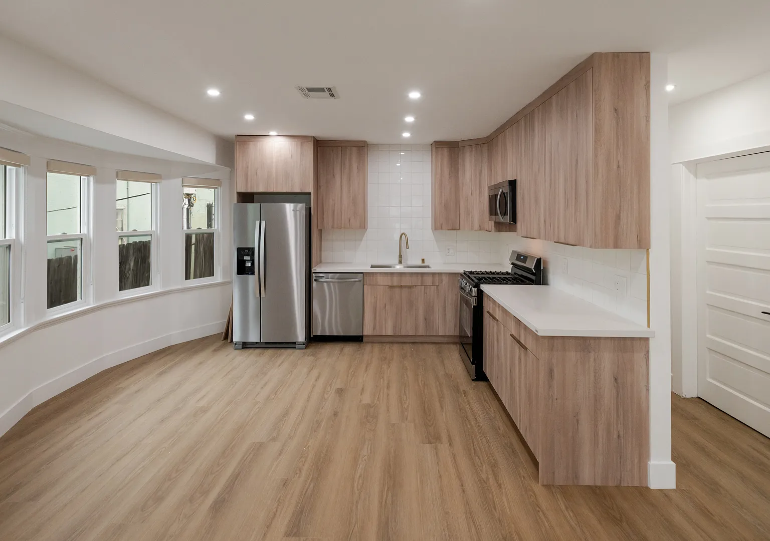 3 bed, 1300 sqft, $4,195 — Photo 3