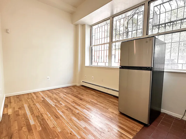 424 W 53rd St #1A — Photo 1