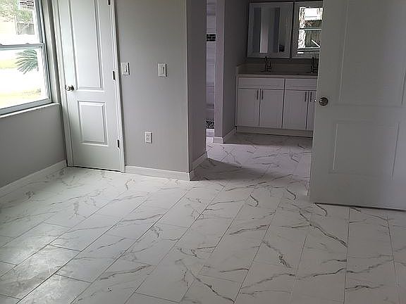 5th image of 2229 Louise St