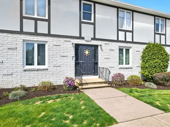 200 Lambert Ter Unit 33, Chicopee, MA 01020