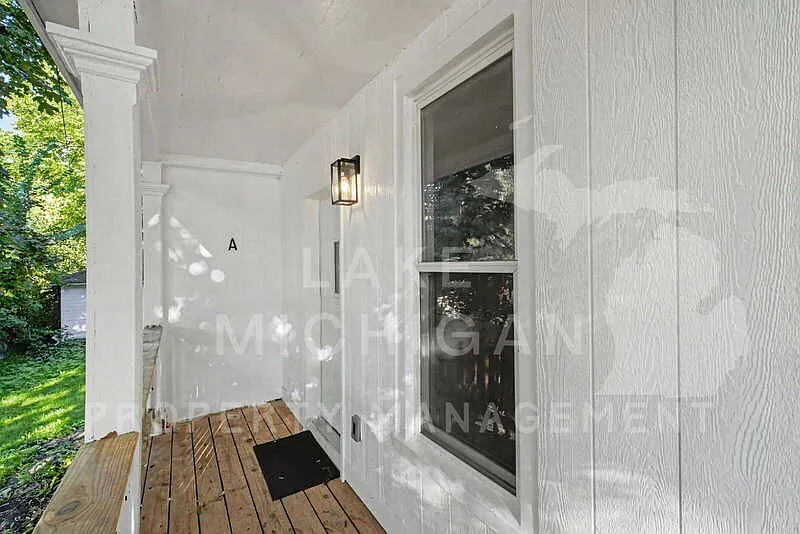 815 Davis Ave NW — Photo 2