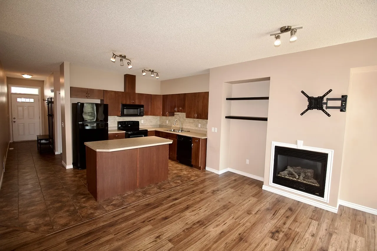 2 Bed 2.5 Bath Silver Berry SE Edmonton — Photo 1