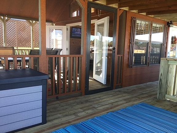 Deck/ screened porch