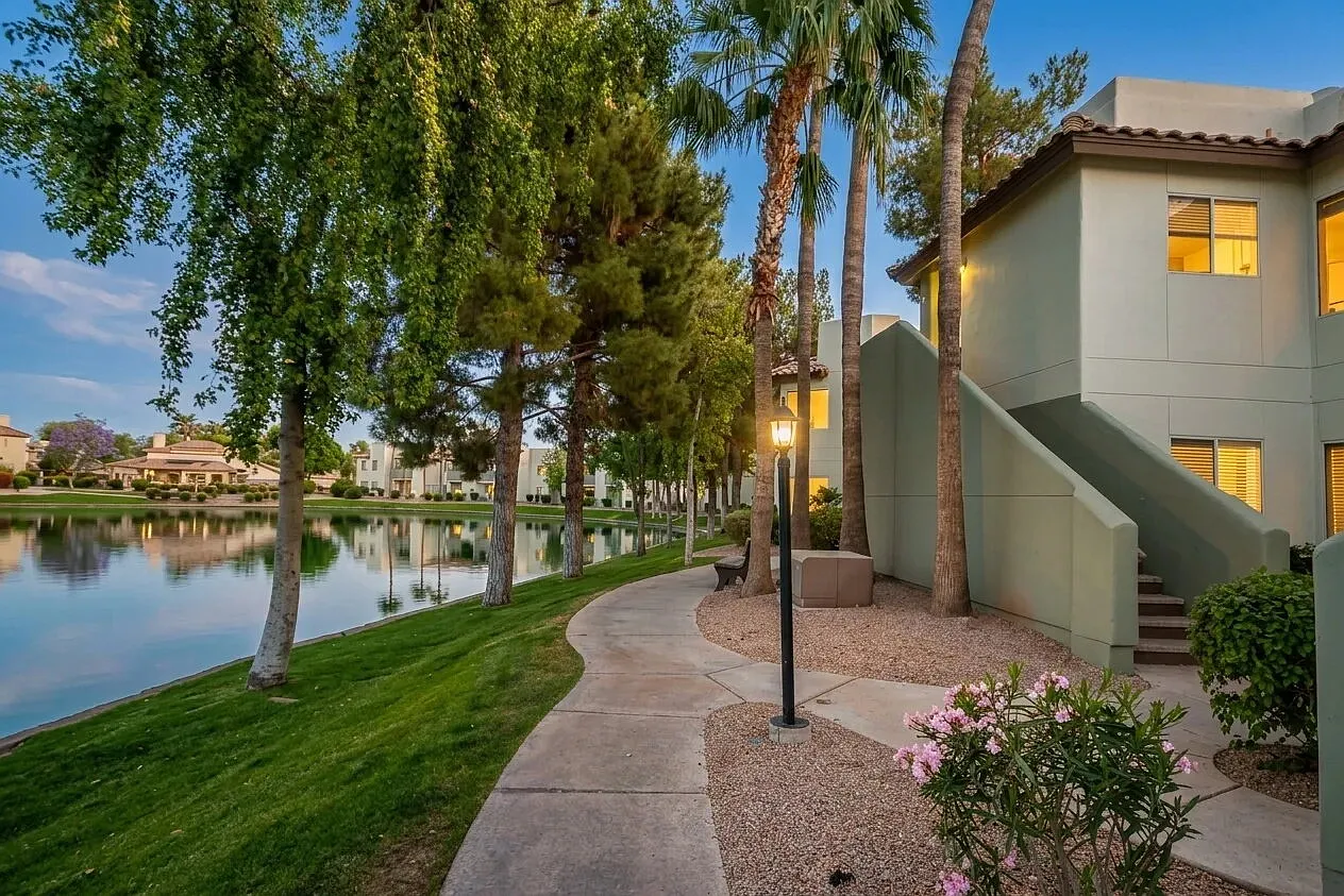 3 bed, 2.0 bath, 1070 sqft, $1,995 — Photo 1