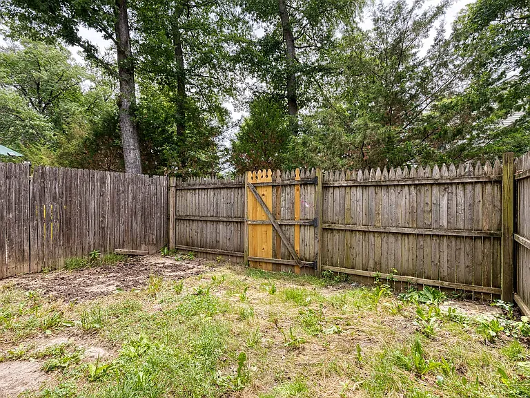 1869 Robin Ct — Photo 23