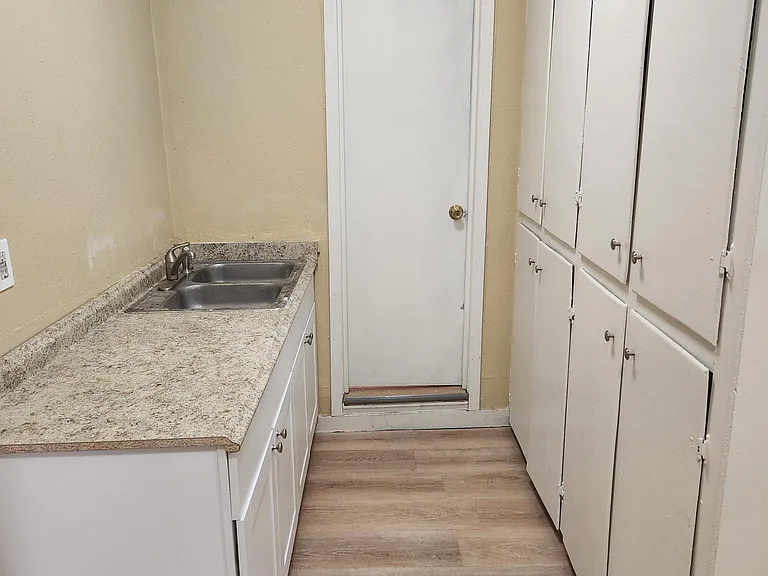 721 E 8th St #1 — Photo 1