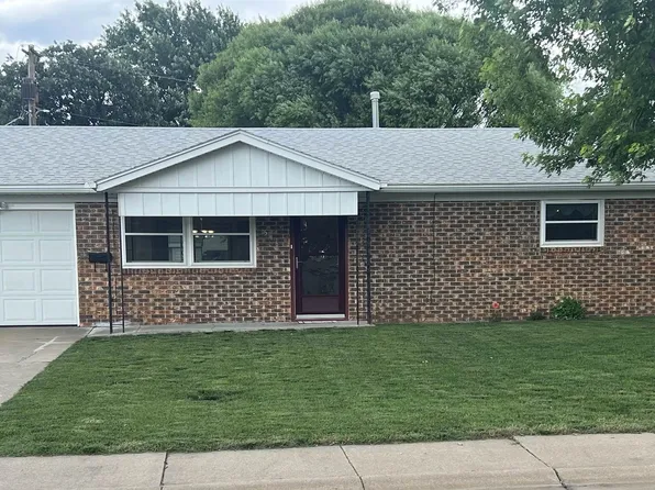 516 Crestview Dr, Hoisington, KS 67544