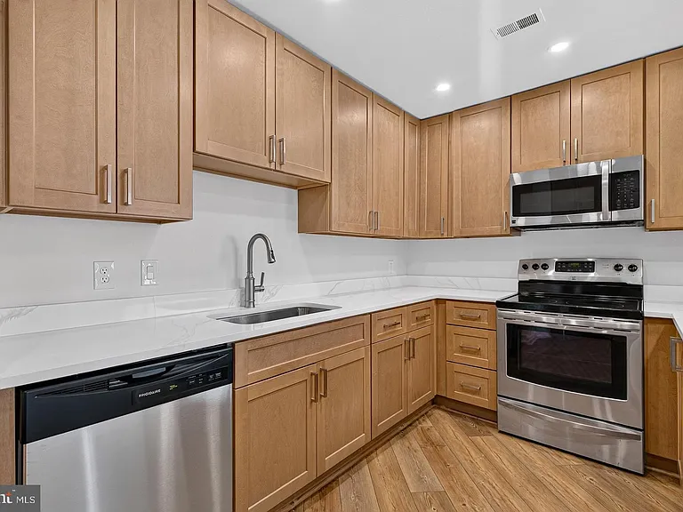 100 Harborview Dr #411 — Photo 8