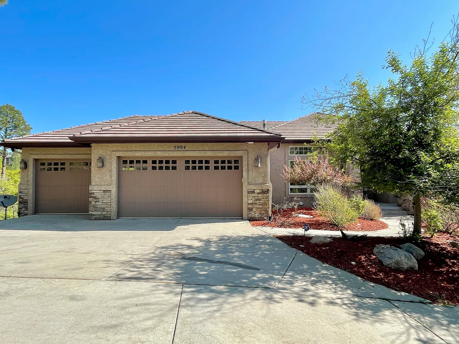 4 bed, 5032 sqft, $4,795 — Photo 2