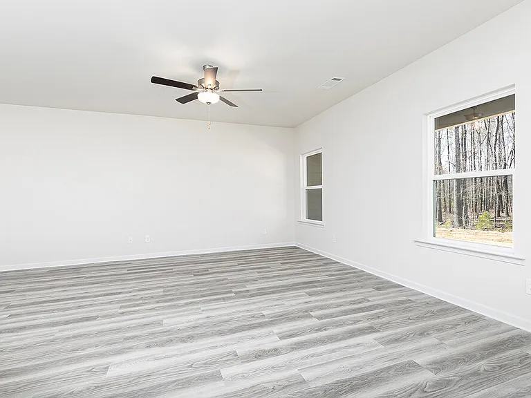 644 Mackenzie Cv — Photo 8
