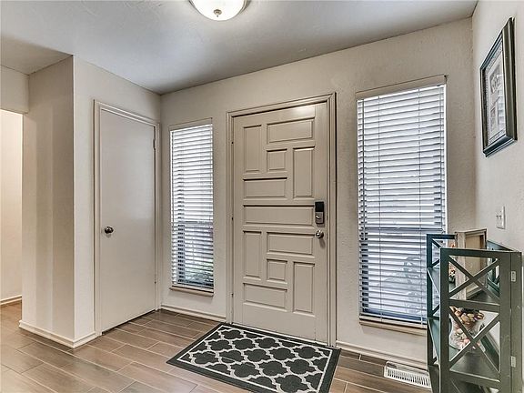 5th image of 124 E Meade Dr