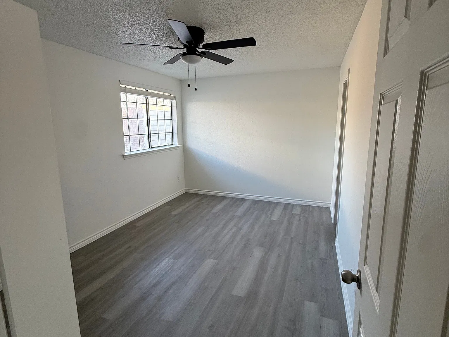 3 bed, 2.0 bath, 1300 sqft, $1,900 — Photo 4