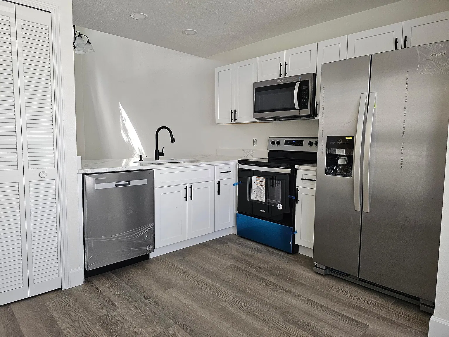 3 bed, 1370 sqft, $2,050 — Photo 2