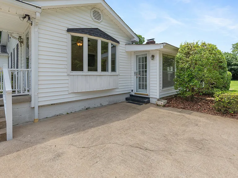 3228 Lakeshore Dr — Photo 5