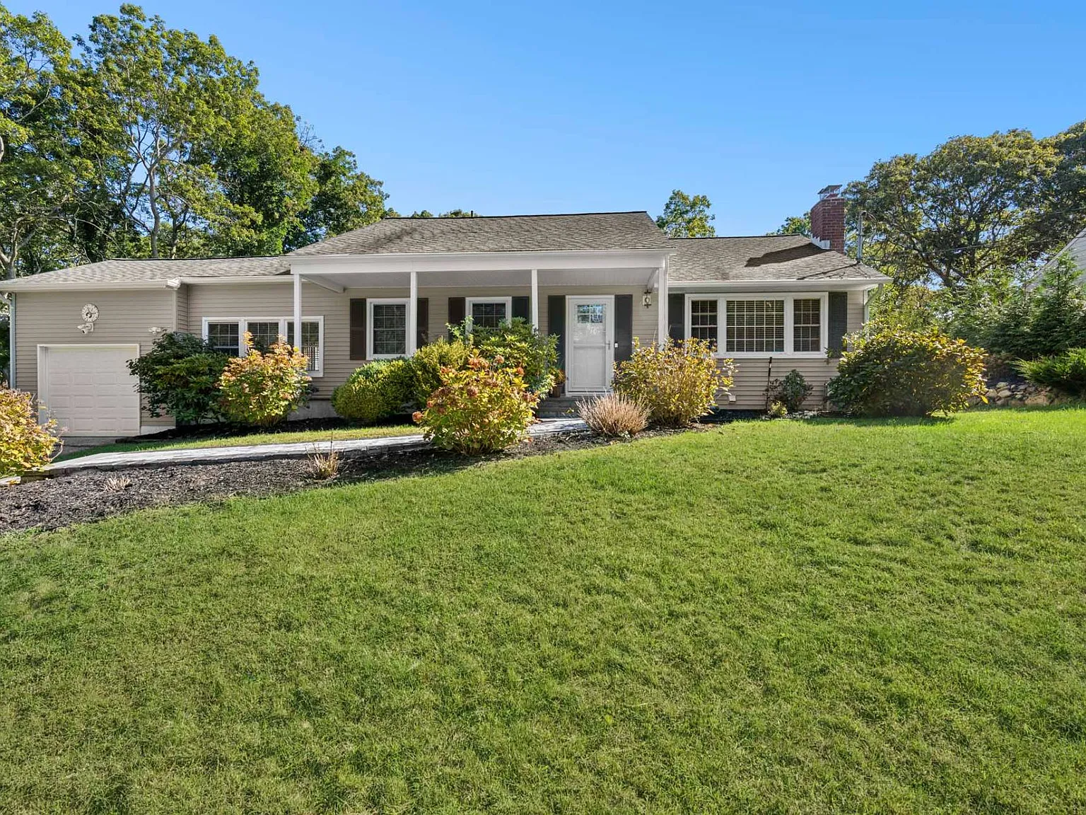 Have it all in this Hamptons home — Photo 3