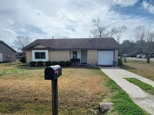 1702 Avenue B, Danbury, TX 77534