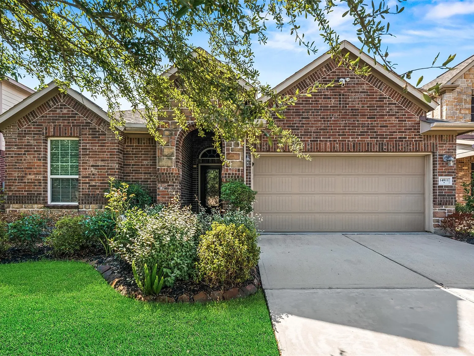 4 bed, 2.5 bath, 2738 sqft, $2,800 — Photo 2