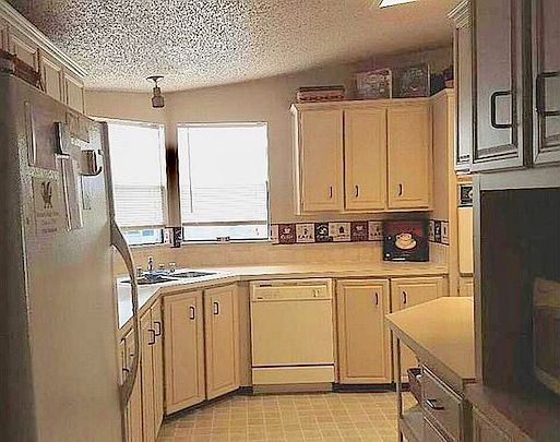 3rd image of 2321 Primavera Ave