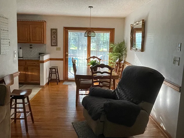 1631 Warwick Ct — Photo 4