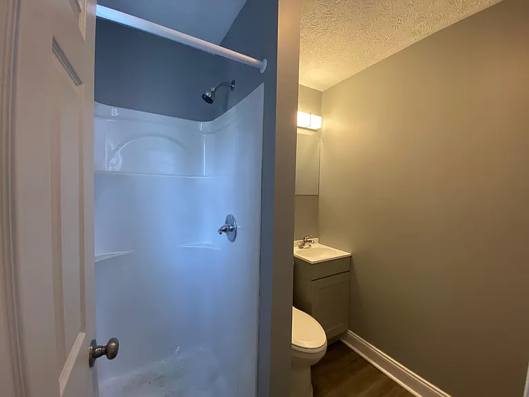 Bath in Front bedroom