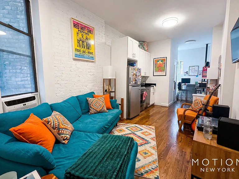 273 E 10th St #1A — Photo 1