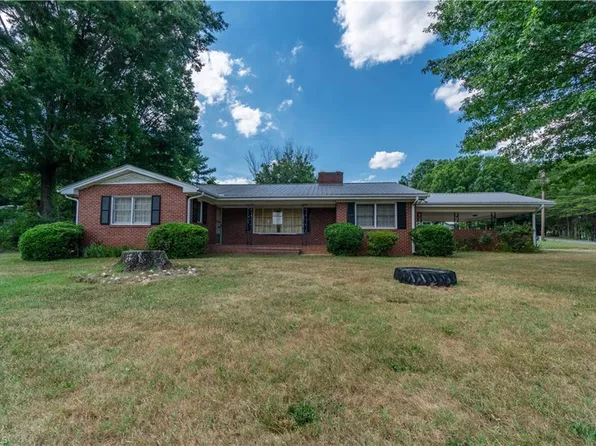 1129 Main St, Walnut Cove, NC 27052