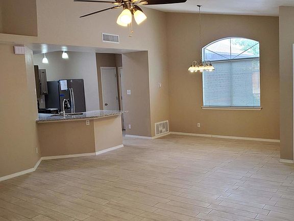 4th image of 10437 Valle De Oro Dr