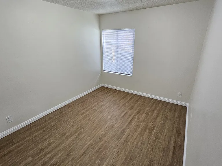1375 W 20th St #1 — Photo 9