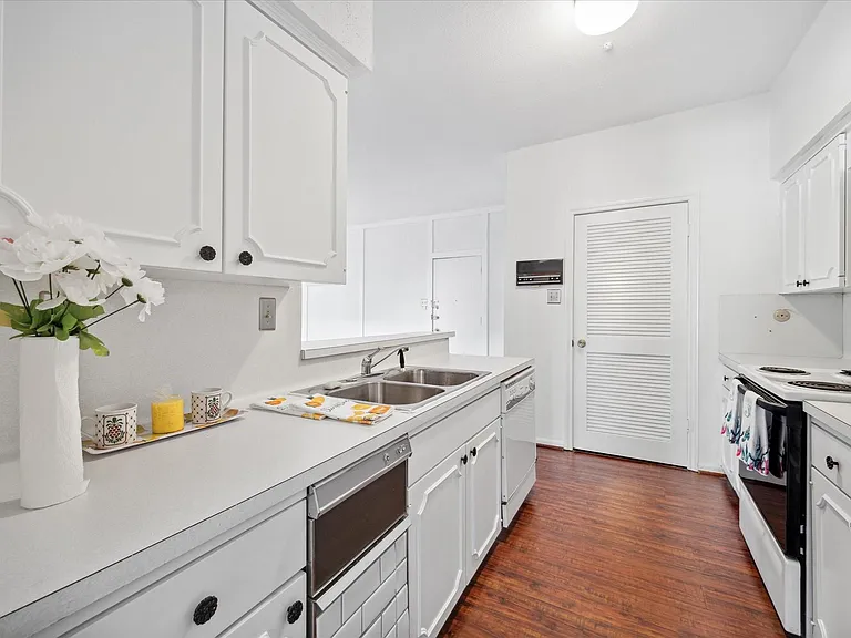 5815 Lynbrook Dr #103 — Photo 10