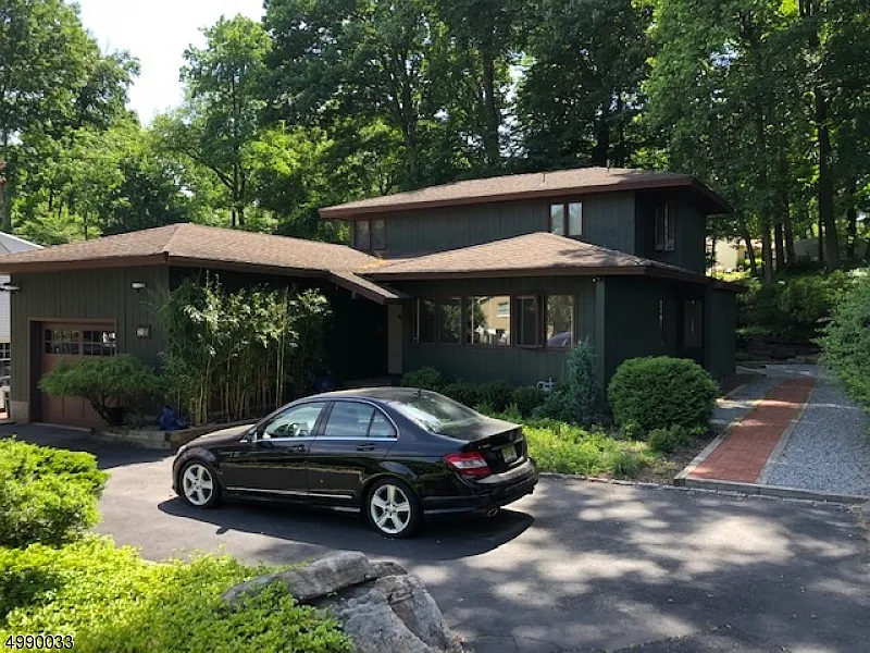 10 Lakeshore Dr photo 1