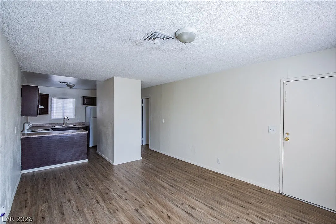 1 bed, 1.0 bath, 3243 sqft, $700 — Photo 2