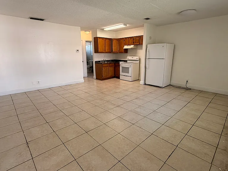 640 SW 9th Ct #11 — Photo 13