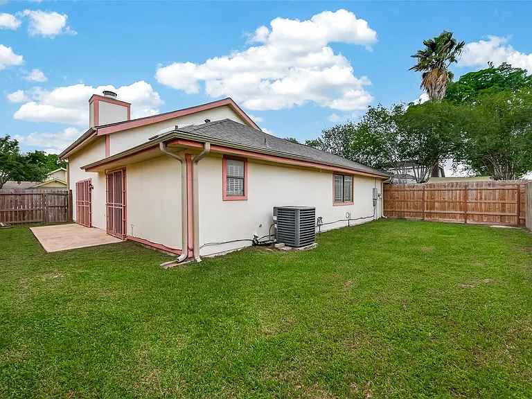 13431 Clarewood Dr — Photo 31