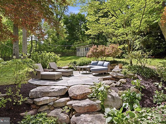 5th image of 211 Comrie Dr