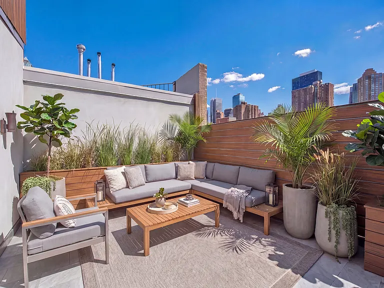 521 W 47th St #4D — Photo 16